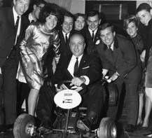 Juan Manuel Fangio (5-facher Formel-1 Weltmeister aus Argentinien) mit Rindt-Show-Team 1966:Kurt Sassarak, Eva Maria Wacek, Kurt Lewandowsky, Peter Nidetzky, Gnther Albert, Anni Sassarak