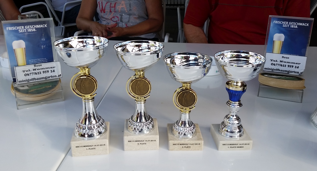 Die Pokale des Minigolf-Turnieres